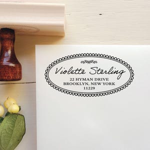 Peut inclure: Une tasse en céramique blanche avec une anse noire et l'inscription "But First, Coffee" en noir, dans une police manuscrite. La tasse est posée sur une surface blanche.