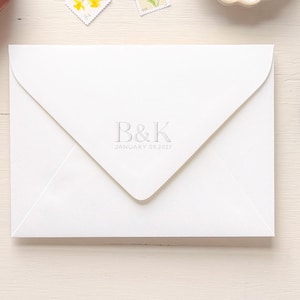 Könnte beinhalten: Ein handgefertigtes Holzschild mit dem Text "Welcome to our home" in handschriftlichem Stil. Das Schild ist weiß lackiert und hat einen dunkel gebeizten Holzrahmen. Das Schild misst ca. 30 cm breit und 20 cm hoch.