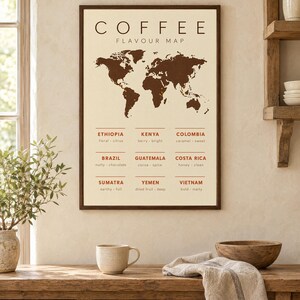Könnte beinhalten: Ein gerahmtes Wandposter mit dem Titel COFFEE FLAVOUR MAP zeigt eine dunkelbraune Weltkarte mit hervorgehobenen Regionen. Unter der Karte listet ein Raster neun Länder auf, darunter Äthiopien, Kenia, Kolumbien, Brasilien, Guatemala, Costa Rica, Sumatra, Jemen und Vietnam mit ihren Geschmacksprofilen.