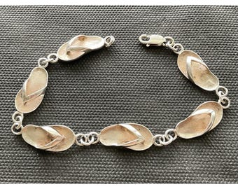 Vintage sterlingsilver flip-flop armband strandtema semesterort sand