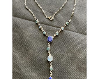 Collar de lapislázuli y piedra lunar de la diseñadora Nicky Butler, estilo vintage.