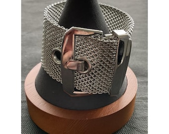Pulsera de cinturón de metal con malla plateada vintage con cierre de hebilla. Joyería antigua.