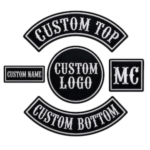 Könnte beinhalten: Ein Set aus fünf schwarz-weißen bestickten Aufnähern. Die Kollektion umfasst einen geschwungenen oberen Aufnäher mit dem Text CUSTOM TOP, einen unteren Aufnäher mit CUSTOM BOTTOM, einen runden Aufnäher mit CUSTOM LOGO, einen rechteckigen Aufnäher mit CUSTOM NAME und einen quadratischen Aufnäher mit MC.