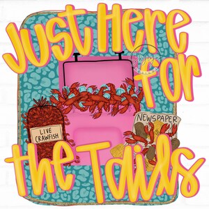 Puede incluir: Un gráfico caprichoso con el texto "Just Here For The Tails" en letras amarillas. El diseño presenta una maleta rosa rebosante de cangrejos rojos, un letrero de "Live Crawfish" y un periódico con ilustraciones de cangrejos.