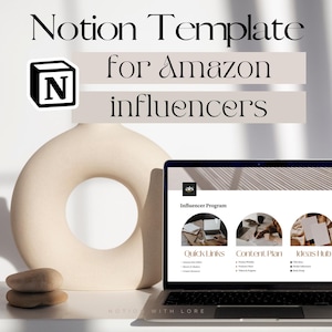 Könnte beinhalten: Ein Laptop zeigt eine Notion-Vorlage für Amazon-Influencer mit Abschnitten für Quick Links, Content Plan und Ideas Hub. Eine beige Keramikvase und Kieselsteine befinden sich im Vordergrund. Der Text lautet "Notion Template for Amazon influencers."