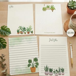 Può includere: Quattro blocchi per appunti con disegni a tema piante. Uno ha la parola "Notes" in alto e una fila di piante in vaso in basso. Un altro ha piante sospese in alto. Il terzo ha una grande pianta in vaso in basso. Il quarto ha le parole "Just Notes".