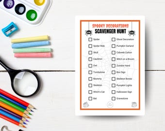 Puede incluir: Una lista de verificación de búsqueda del tesoro con temática de Halloween con un borde naranja, con gráficos de arañas y telarañas. La lista de verificación incluye elementos como una calavera, una momia y luces de calabaza. Varios útiles de arte rodean la lista.