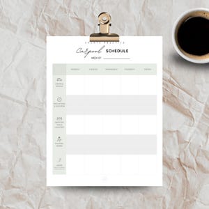 Puede incluir: Un horario de coche compartido blanco con un clip dorado y una taza de café. El horario incluye secciones para el conductor y el vehículo, la hora y el lugar de recogida, la hora y el lugar de entrega, los jugadores/pasajeros y las notas. El texto "Sports Practice Carpool Schedule" está en la parte superior.