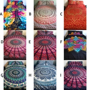 Puede incluir: Una colección de nueve juegos de colchas y fundas de almohada. Las colchas presentan varios diseños de mandala y árbol de la vida en una gama de colores, incluyendo rojo, azul, negro y patrones tie-dye multicolores. Cada juego incluye dos fundas de almohada.