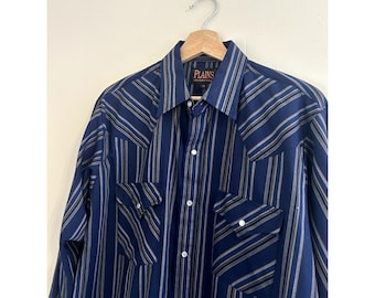 Camisa Western masculina tamanho G com listras verticais azuis, brancas e prateadas e fecho de pressão perolado.