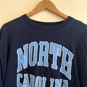 T-shirt vintage anni '90 UNC Chapel Hill North Carolina Heavy a maniche lunghe da uomo, taglia XL immagine 3