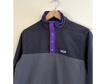Suéter polar Patagonia Micro D Snap-T de color morado y gris, talla pequeña para hombre.