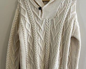 Jersey de punto grueso de lana irlandesa con cuello chal de Aran Crafts color crema, talla pequeña para hombre.