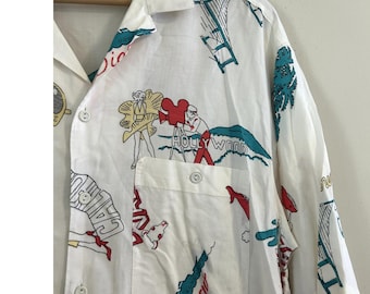 Camisa de fiesta vintage de los años 80 y 90 con cuello tipo campamento y estampado de ciudades californianas, talla grande para hombre.