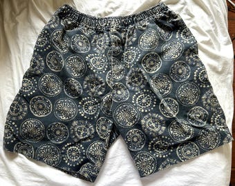 Pantalones cortos Abercrombie & Fitch Preppy de cachemir abstracto de los años 90 en gris vintage para hombre talla pequeña