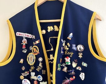 Chaleco vintage bordado de la Legión Americana en azul y amarillo con pines coleccionables