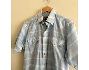 Camisa vaquera vintage azul claro de los años 80 y 90 con botones de manga corta y broches de perla