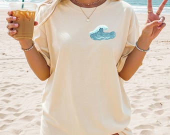 Minimalist Ocean Wave T-Shirt, Boho Summer Shirt for Women, Trendy Pocket Graphic Shirt for Summer Vacation, Cute Tops for Beach Trip