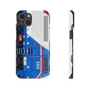 Puede incluir: Una funda para smartphone con un diseño gráfico de una locomotora de tren azul, blanca y roja. El diseño incluye estrellas blancas, una escalera vertical y el número 250 impreso en blanco en el lateral. La funda tiene un recorte para la cámara.