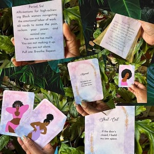 Könnte beinhalten: Eine Sammlung von Affirmationskarten mit Aquarellhintergründen und Illustrationen schwarzer Frauen. Die Karten enthalten Texte wie "Period, Sis!" und "Shut Out". Die Karten werden vor einem Hintergrund aus grünem Laub gehalten.