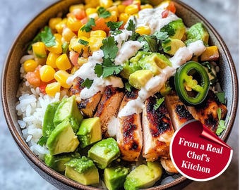Puede incluir: Un cuenco colorido de comida con pollo a la parrilla, aguacate, maíz, tomates y una salsa blanca cremosa. El cuenco también contiene arroz y un jalapeño en rodajas. El texto "From a Real Chef's Kitchen" está en una pegatina roja.