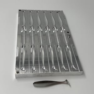 Bulkplastbeten - 3,75” Slick Paddle Tail 6-hålighet mjukplast i aluminiumform tillverkad i USA