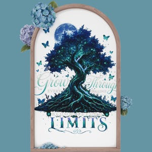 Peut inclure: Un cadre en bois arqué contenant une impression d'un arbre bleu foncé avec des lumières scintillantes, des papillons et une lune. Le texte indique : Grow Through Every Challenge, Bloom Beyond Limits. Des hortensias bleus ornent les coins.