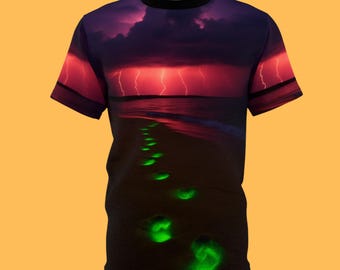 ミスティックビーチ | ノースカロライナ州オクラコーク | 光る足跡Tシャツ | オーシャンナイトストームグラフィック