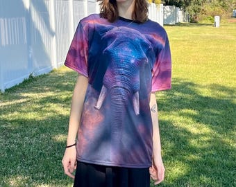 コズミックエレファントTシャツ | 全面プリントのエレファントギャラクシーシャツ