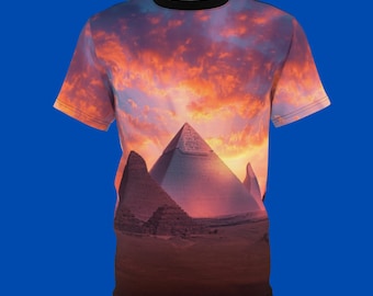 燃え盛る空の下のピラミッドTシャツ｜古代エジプトグラフィックTシャツ