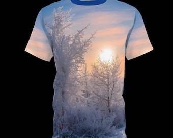 アイスクリスタルフォレストサンライズTシャツ | 雪に覆われた霜で覆われた木々の全面プリント