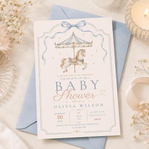 Può includere: Un invito rettangolare per baby shower con un'illustrazione ad acquerello di un cavallo da giostra, un bordo a nastro blu e il testo A LITTLE ONE IS ON THE WAY! PLEASE JOIN US FOR A BABY SHOWER HONORING OLIVIA WILSON il 20 giugno.