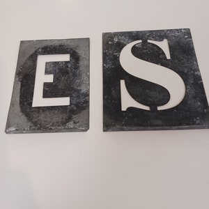 Paar vintage zinksjablonen, vintage metalen stencils, vintage briefsjablonen, vintage Franse stencils