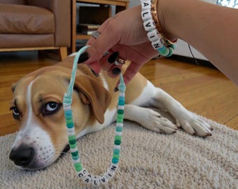 Aangepaste hondennaam kralenhalsband en bijpassende armbandset • Gepersonaliseerde huisdierketting • Hond moedercadeau • Puppysieraden met blauwe kralen
