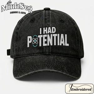 Pode incluir: Boné de beisebol de ganga preta com a frase bordada "I HAD POTENTIAL" em letras brancas. A palavra "POTENTIAL" apresenta um símbolo de átomo turquesa. O boné tem uma aba curva e uma alça ajustável.