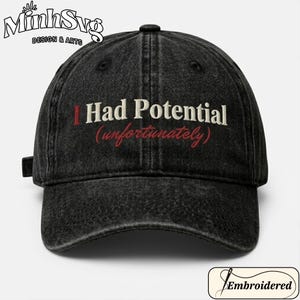 Pode incluir: Boné de beisebol de ganga preta com o texto bordado "I Had Potential (unfortunately)". O boné tem uma aba curva e uma alça ajustável. O boné é de ganga lavada escura.