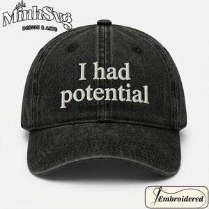 Pode incluir: Boné de beisebol preto desgastado com a frase bordada "I had potential" em branco. O boné tem uma viseira curva e um botão na parte superior. O logotipo "MinhSvg DESIGN & ARTS" está no canto superior esquerdo. A palavra "Embroidered" está no canto inferior direito.