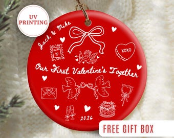 Regalo de San Valentín personalizado "Nuestro primer San Valentín" para parejas - Regalo para novia, esposa, él, ella - Adorno de recuerdo de amor caprichoso