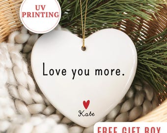 Adorno de recuerdo personalizado "Te amo más", regalo de aniversario para él o ella, adorno romántico de cerámica, regalo para novia o esposa