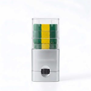 Peut inclure: Un applicateur cylindrique avec une base argentée et un capuchon en plastique transparent. À l'intérieur du capuchon, un bloc empilé de pigment solide présente une bande jaune verticale flanquée de deux sections vert foncé. Une molette noire est visible.