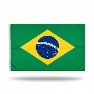 Pode incluir: A bandeira nacional do Brasil apresenta um grande campo retangular verde com um losango amarelo central. Dentro do losango há um círculo azul contendo estrelas brancas e uma faixa horizontal branca com o texto ORDEM E PROGRESSO em verde.