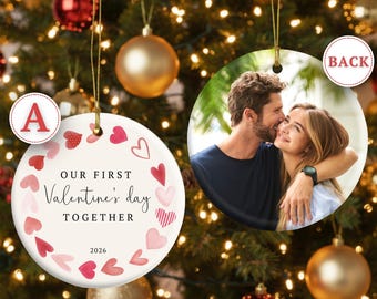 Regalo de San Valentín personalizado "Nuestro primer San Valentín" para parejas - Regalo para novia, esposa, él, ella - Adorno de cerámica conmemorativo de amor