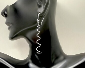 Pendientes colgantes de espiral de plata hechos a mano / Joyería ligera de alambre hipoalergénico / Pendientes colgantes minimalistas modernos