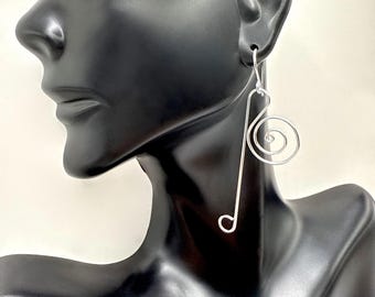 Pendientes colgantes en espiral hechos a mano: un regalo de joyería de alambre ligero y llamativo para ella.