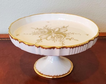 Vintage Frans porseleinen taartplateau met gouden roosdecoratie.