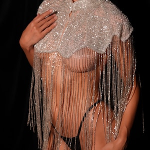 Scialle con frange di paillettes: mantello da festival con perline argentate, costume burlesque