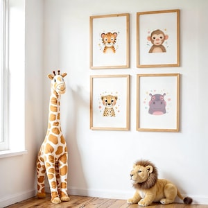 Puede incluir: Una jirafa de peluche con manchas marrones y blancas se encuentra cerca de una ventana. Cuatro impresiones enmarcadas de animales cuelgan en la pared: un tigre, un mono, un guepardo y un hipopótamo. Un león de peluche descansa en el suelo.