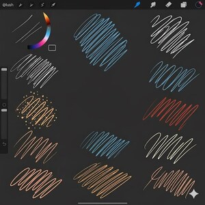 K&ouml;nnte beinhalten: Eine digitale Kunstpr&auml;sentation auf dunklem Hintergrund, die verschiedene Pinselstrichstile und -farben zeigt. Das Bild enth&auml;lt Beispiele f&uuml;r gerade Linien, Kritzeleien und gepunktete Muster in Wei&szlig;-, Blau-, Rot-, Orange- und Goldt&ouml;nen. Der Text "@lush" wird oben links angezeigt.