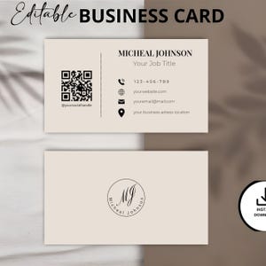 Può includere: Design di biglietto da visita fronte-retro con sfondo beige. Il fronte presenta un codice QR e i dettagli di contatto. Il retro ha un logo circolare con le iniziali "MJ" e il nome "Micheal Johnson". Il testo "Editable BUSINESS CARD" è in alto.