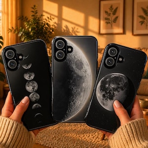 Könnte beinhalten: Drei schwarze Handyhüllen mit Mondmotiven. Eine Hülle zeigt die Mondphasen, eine andere einen Vollmond und die dritte ein detailliertes Mondbild. Die Hüllen haben eine glänzende Oberfläche.